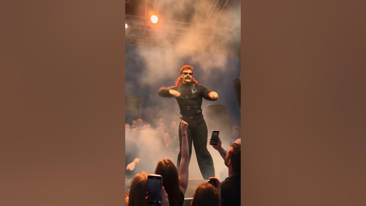Los Pasos Prohibidos 🔥 El mullet más peligroso de internet ha llegado Grill de oro + mullet rojo = problema El tipo...