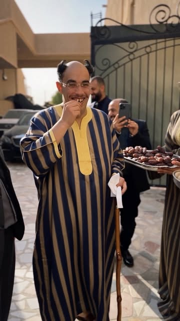 هاد البنيتة ما بغاتش تسلم عليا... شي وحدين كيقولو خلعتها... واش هاد الزين و هاد لا طاي، و هاد الشعر ديال الحرير يخافو...