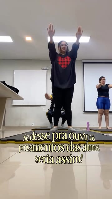 Quem diz que pilates é fácil é porque nunca teve uma aula com @maandyferreira / @fisio_amandaf 🥹😅