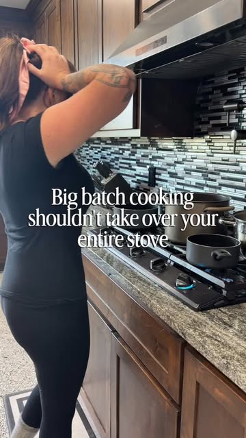 If big-batch cooking takes over your entire stove, THIS is why I love my roaster. 🙌 I put 12 pounds of pears in my 2...