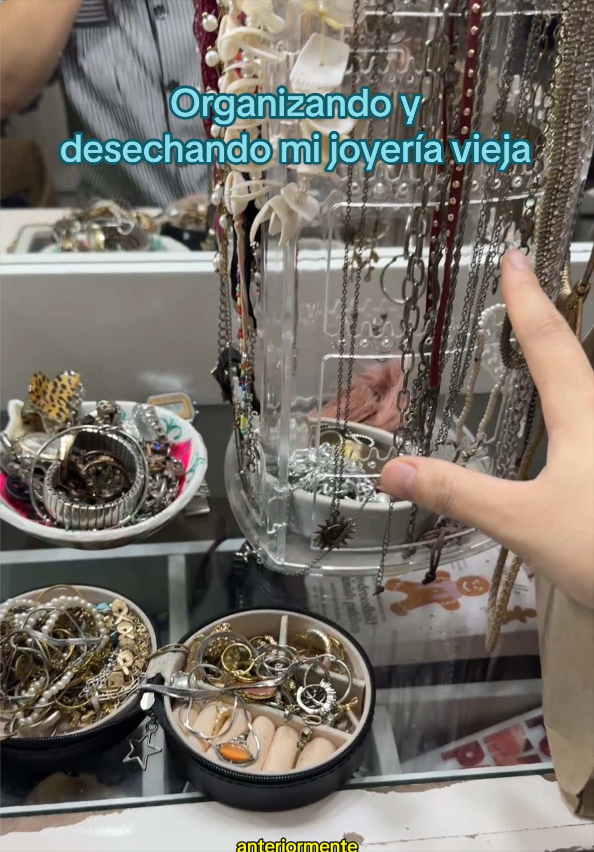 Organizando mi joyería y desechando accesorios viejos🤍 ¿qué opinas de lo que sacamos?🥰 #organizacion #accesoriosdem...
