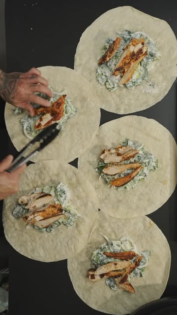 - 유튜브:요다맨윤수민 다이어트 치킨 시저 샐러드 랩 (5개 분량) 🍽 1개 (1인분 기준) (5인분) 🎯 한 개당 매크로 * 탄수화물: 28 ~ 32g * 단백질: 45 ~ 52g * 지방: 7 ~ 9g...