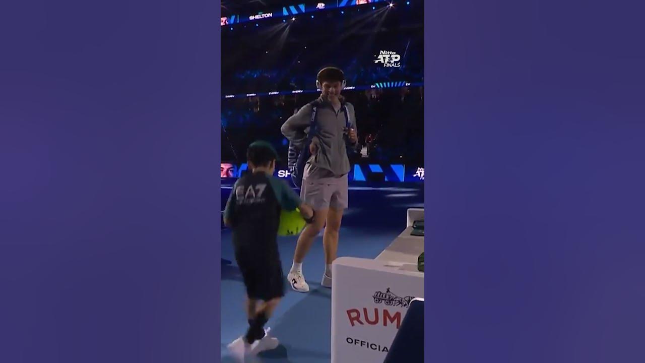 Ball Kid Breaks Into HILARIOUS Dance! 🕺 SUBSCRIBE: http://bit.ly/2dj6EhW WEBSITE: http://www.atptour.com/ FACEBOOK:...