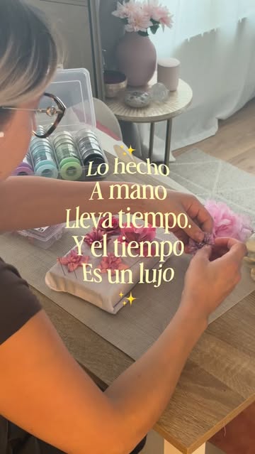 Lo hecho a mano no se mide solo en materiales… se mide en horas, paciencia y dedicación. Por eso una pieza artesanal...