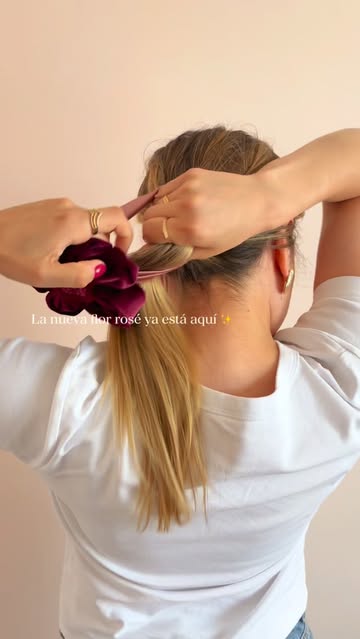 Versátil, elegante y especial ✨🌸 La flor que viene a revolucionar el diseño de un Scrunchie, porque no es solo un ac...