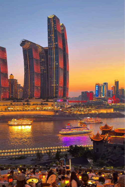 The atmosphere at 7 p.m. in Chongqing is so amazing. #travel#zhangsanbarbecue#sunsetvibes#china#chongqing