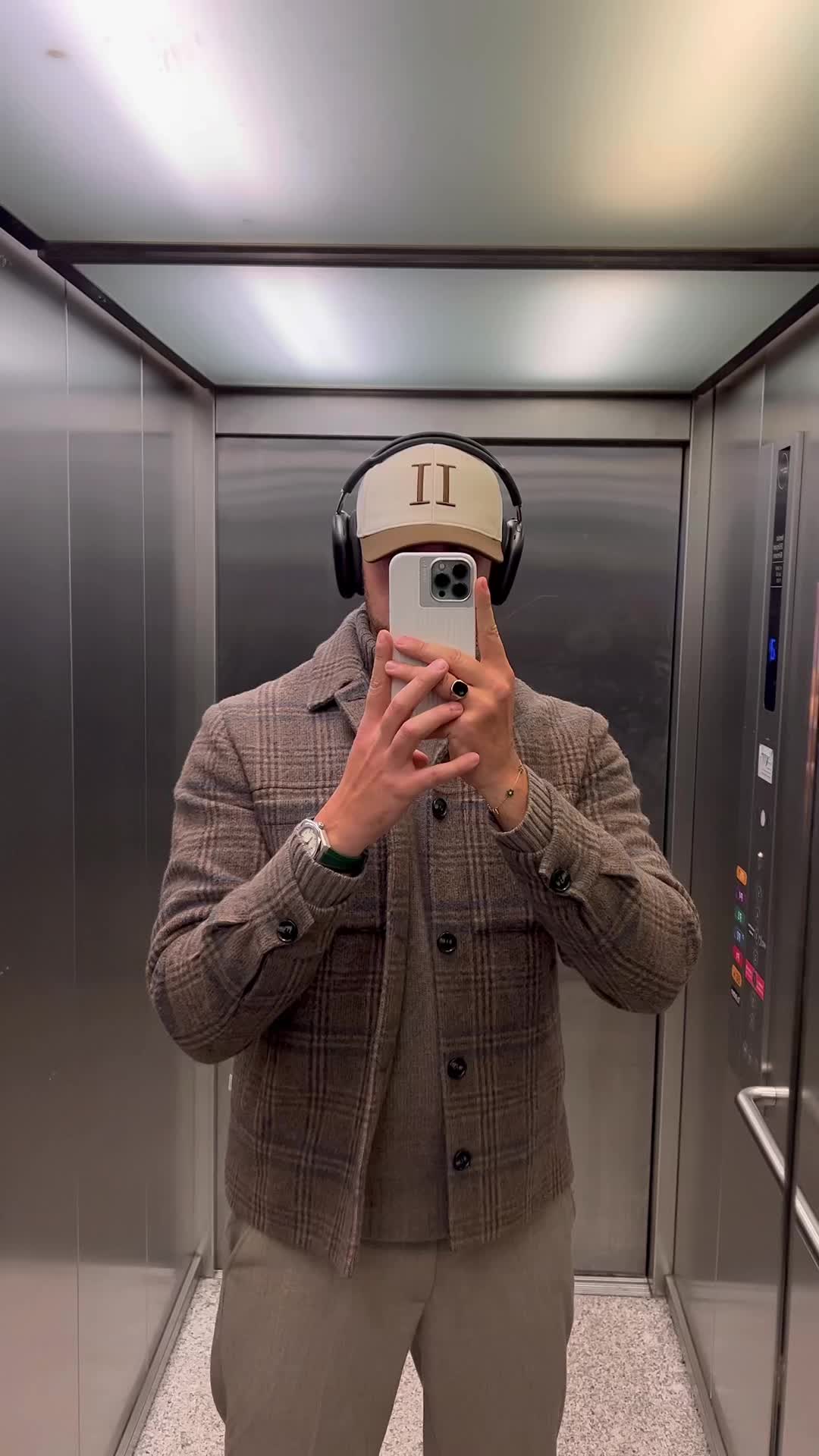 Elevator fits in Autumn colors 🍂🍂 Affiliates// most of the pieces are tagged on my LTK ( Link in Bio) #mensfashion...