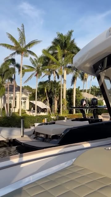 Where luxury flows as effortlessly as the Miami waves 🌊🤍🥂 #MiamiOnTheWater #BoatLifeMiami #MiamiCruise #ExploreMia...