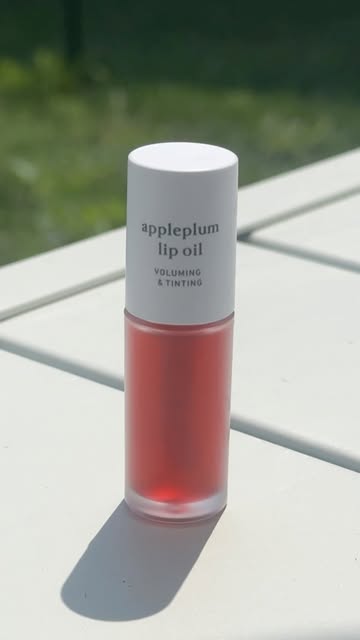 My current Korean lip obsession ♡✨ Loving the glossy finish of the NOONI Lip Oil 💗 Shop it here ↓ https://nooni.me/?...
