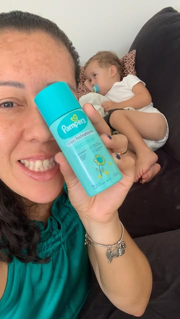 Modelo de vídeo UGC O meu novo aliado na rotina da soneca do meu bebê é o óleo hidratante da @pampersbrasil #ugccreat...