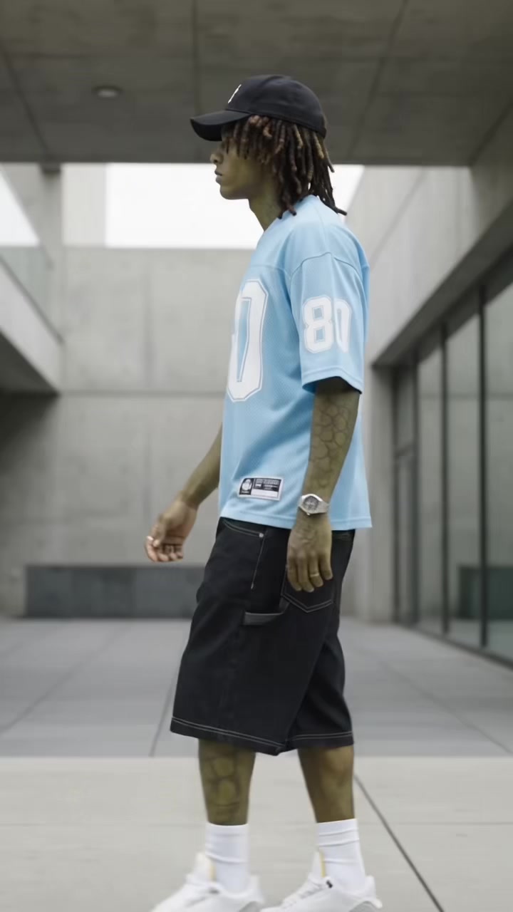 Essa camisa já monta o look sozinha 🔥 Oversized, confortável e com aquela estética streetwear que chama atenção sem...