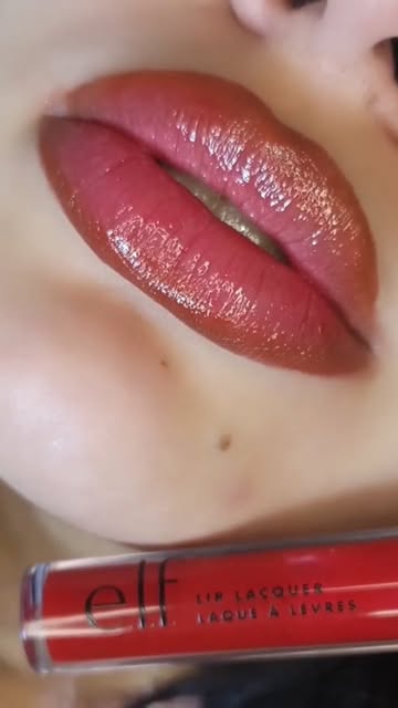 ¡Obsesionada con este acabado! ✨💄 En el video utilizo el e.l.f. Lip Lacquer para darle un brillo espectacular y un t...