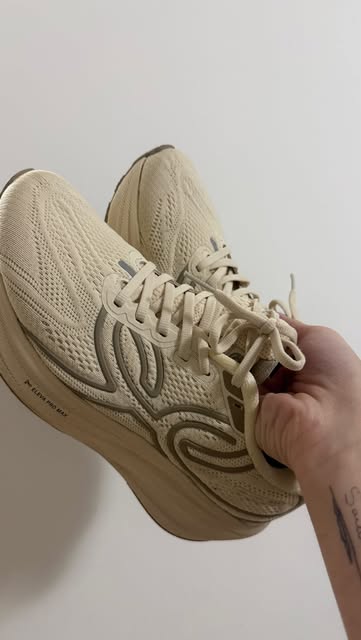 Depois de quase 3 anos (entre idas e vindas), de corrida, eu precisava trocar o meu tênis. 👟🏃🏼‍♀️ Eu sabia que pre...