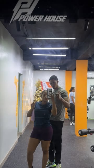 La rutina de HOY temprano en @power_houserd con @j.b_team mi entrenadorshhhh🤭❤️