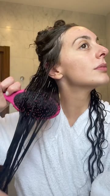GRWM in 30 seconds! Ok so this actually takes much longer 🥲🥲 BUT! For a quick and easy curly hair routine try this...