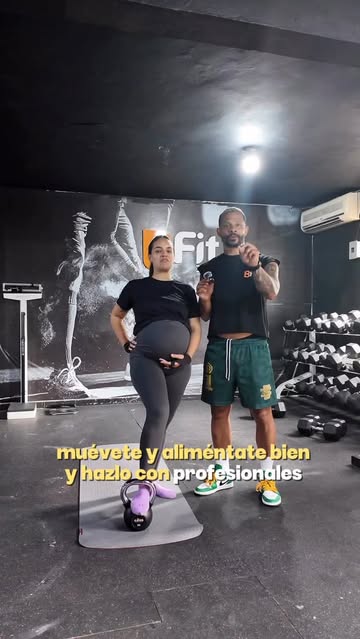 8 meses de embarazo y sigue entrenando 💪🤰 El embarazo NO es una limitación, es una etapa para moverse con inteligen...