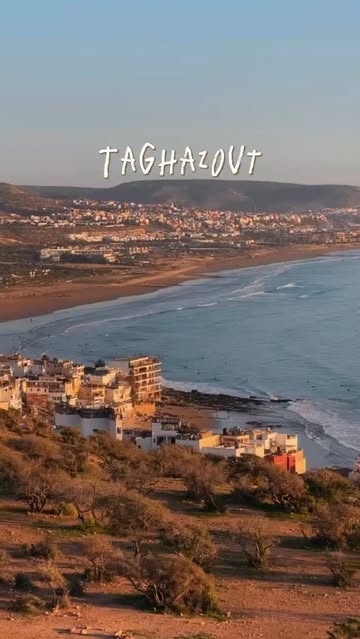 Hay un plan imprescindible en nuestro viaje a Marruecos 🇲🇦 Pasar un día en el icónico pueblo de Imsouane y surfear...