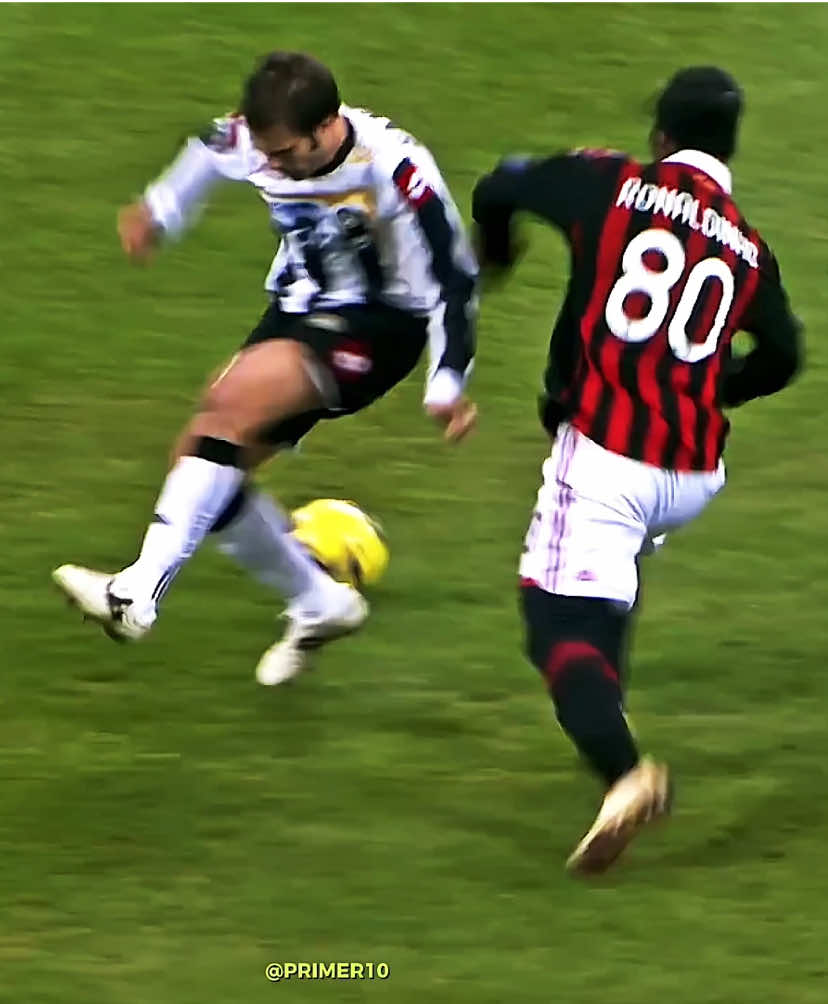 The wizard skills 😮‍💨🔥 #ronaldinho #skills #footballtiktok #dribble