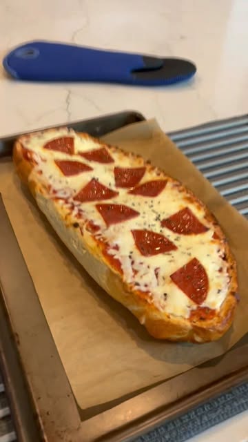 Garlic bread pizza🤤 #fyp #fypシ #foryoupage #food #foodie #foodblogger #pizza #garlicbread #garlic #couple #couplecom...