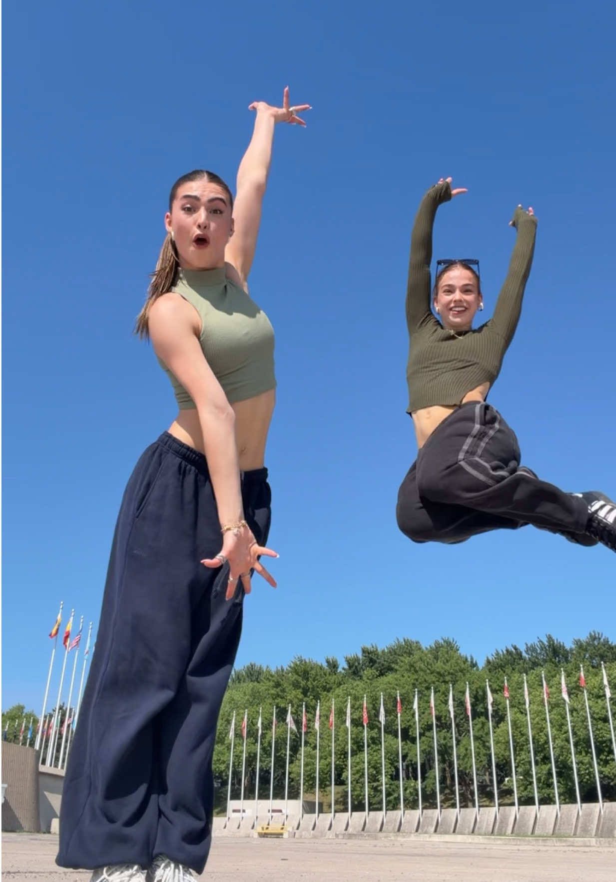 Happy Friday friends!! ☀️ You guys loved this one so we had to do it again! Tell us in the comments, an other dance t...