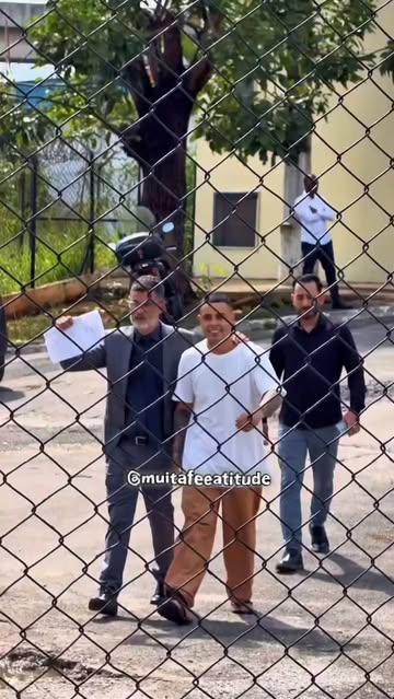 Mc tuto escreve esas palavras.)Foi difícil? Foi. Passei pelos piores dia da minha vida nesse lugar, mas sei que servi...