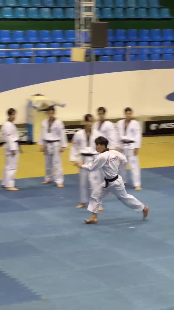 No gravity 🚀 📹: @킥찬 #Olympics #Sports #SportsTok #Athlete #Taekwondo