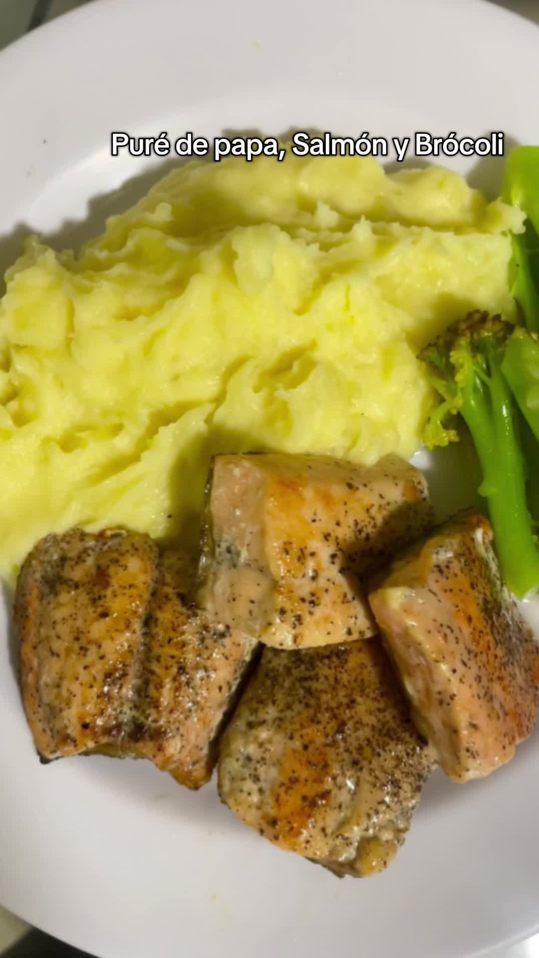 Cena saludable✨ #salmón #brocoli #purépapa #tiktok