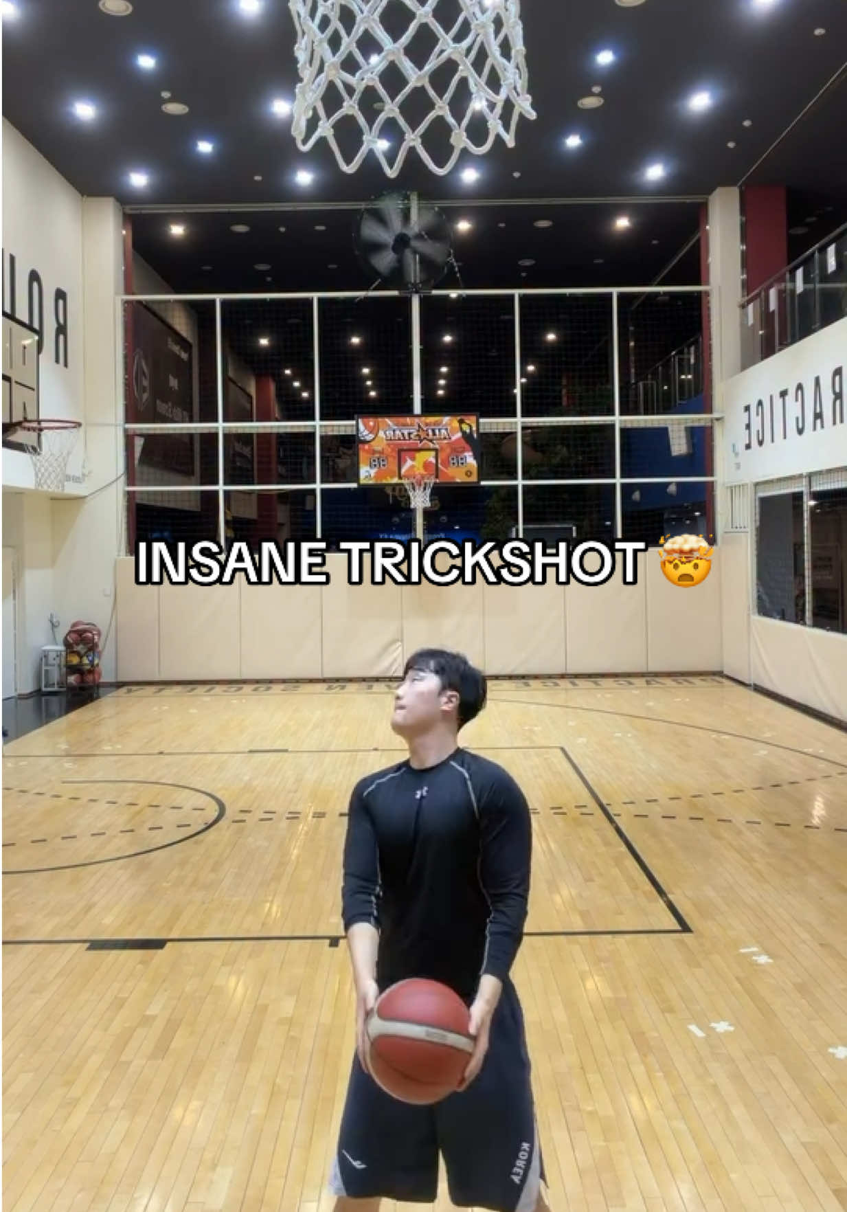 Wasn’t expecting that 😅 (via jay.coach_/IG) #basketball #hoops #trickshot #unexpected #prank