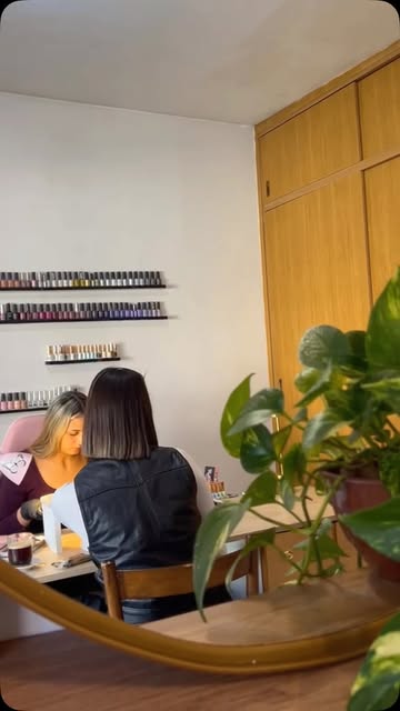 Después de tanto tiempo sin hacerme las uñas, tenía que volver… y qué buena elección de lugar 💅🏻✨ Amé el resultado....