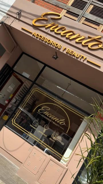 ✨ Llegamos a Santa Rosa. Un nuevo lugar para encontrar ese accesorio que se convierte en tu próximo favorito. 👜 Te e...
