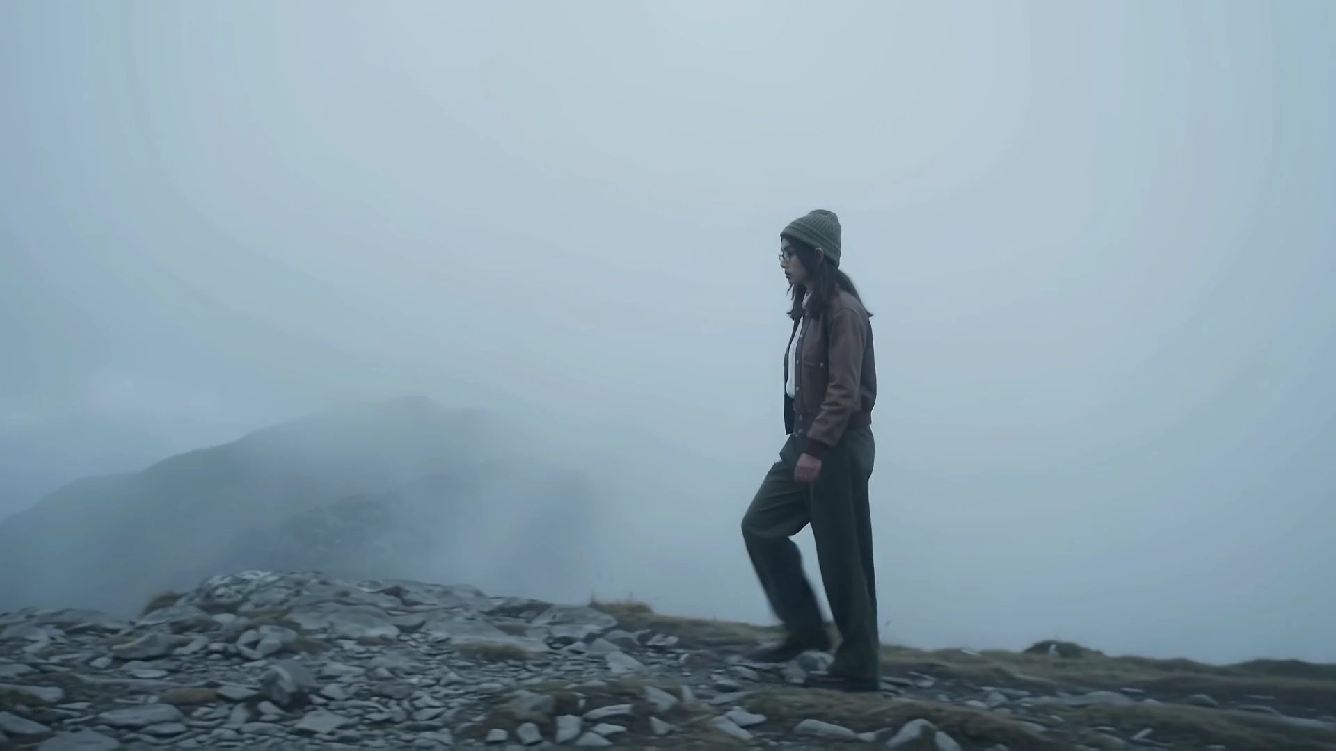 mountain girl   /chica de montaña