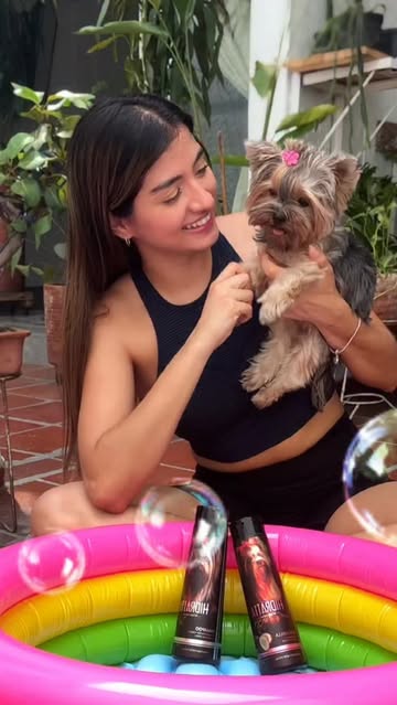 El baño de Alana, 1.9 kg de pura personalidad. 🐶☀️✨ Hoy probamos la línea de @hidrattashop y me sorprendió gratament...