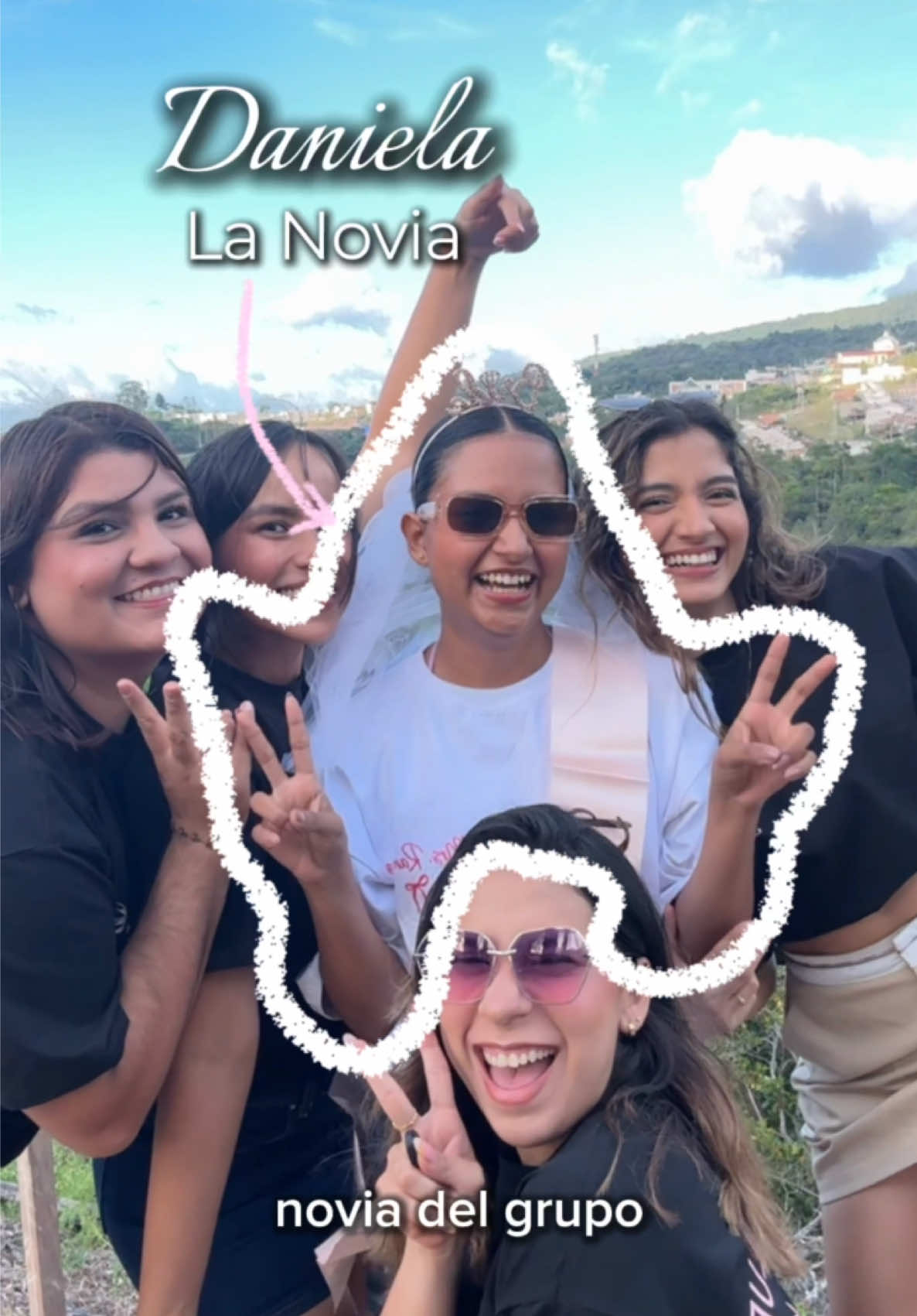 Hoy se casaaaa la primera de nuestro grupo del coleeee🥹😍👰🏽‍♀️ Por aquí les compartimos cómo vivimos esta despedid...