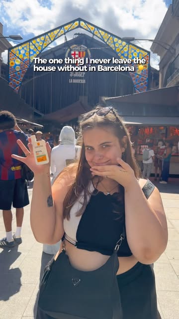 Just casually reapplying SPF in the middle of La Boqueria ☀️ @larocheposay sponsor my Barcelona sunscreen addiction p...