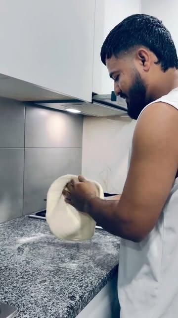 Reels bhej k galti kardi 🫩🤣 . . #couplereel #europe #viralinstagramreelsvideo♥️ #pizza #reels
