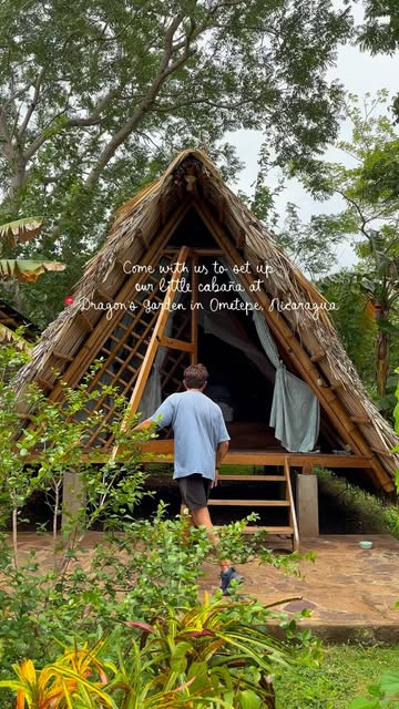 Jungle vibes, volcano views and a pet-friendly home in the middle of Ometepe 🇳🇮 Our bamboo cabaña at @dragonsgarden...