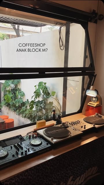 emang boleh se-cozy ini? @berkawan.hub #blokm #coffeeshopjakarta #coffeeshopjaksel #ootdindonesia #kulinerjakarta