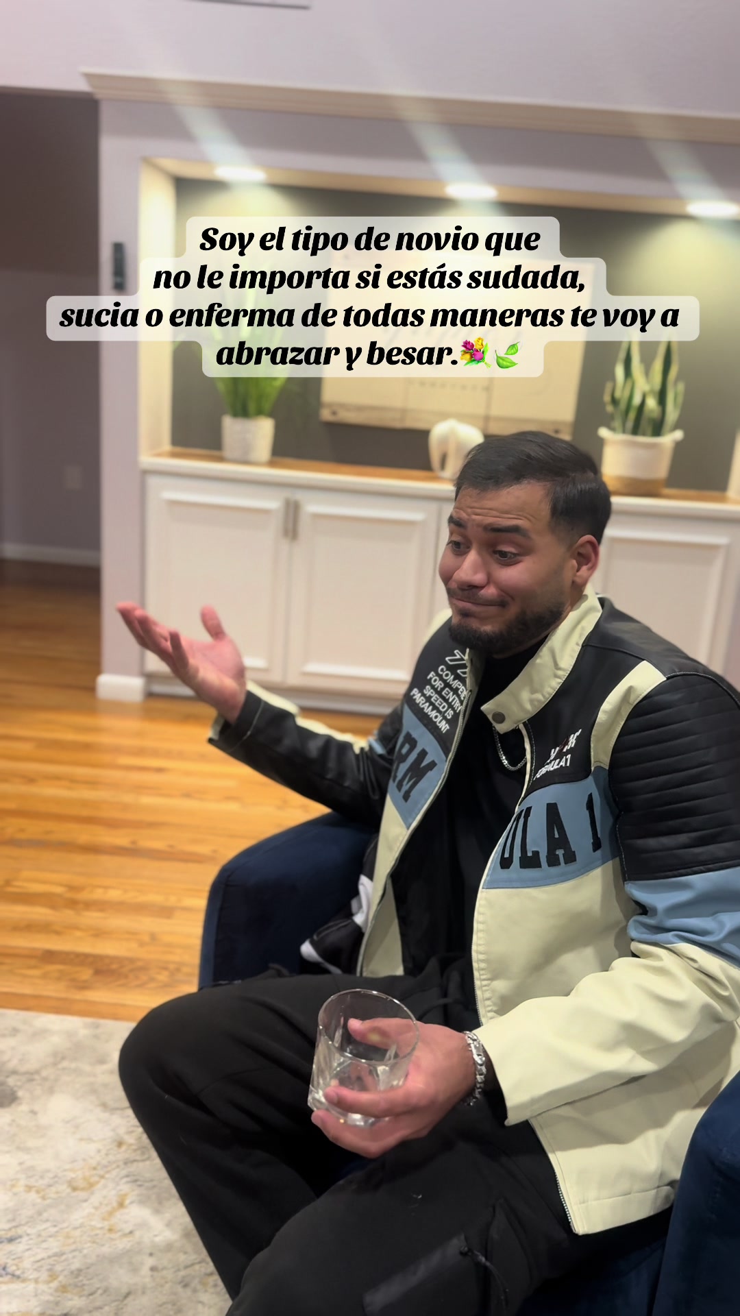 Un recordatorio importante: El verdadero amor se trata de aceptación total. ❤️ Si tu pareja no te abraza cuando estás...