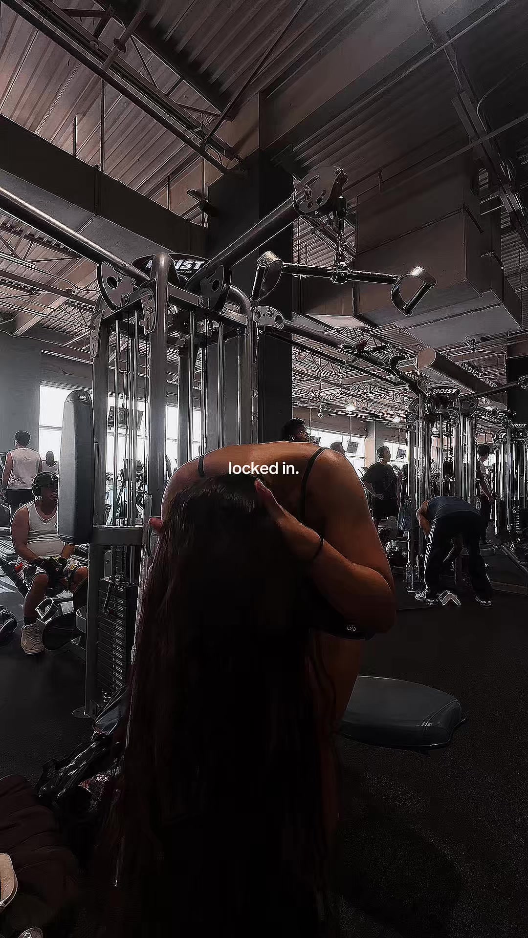 Sculpted back 💪🏽 Who else locked in? #latina #gym #girl #latinastiktok #sculpted