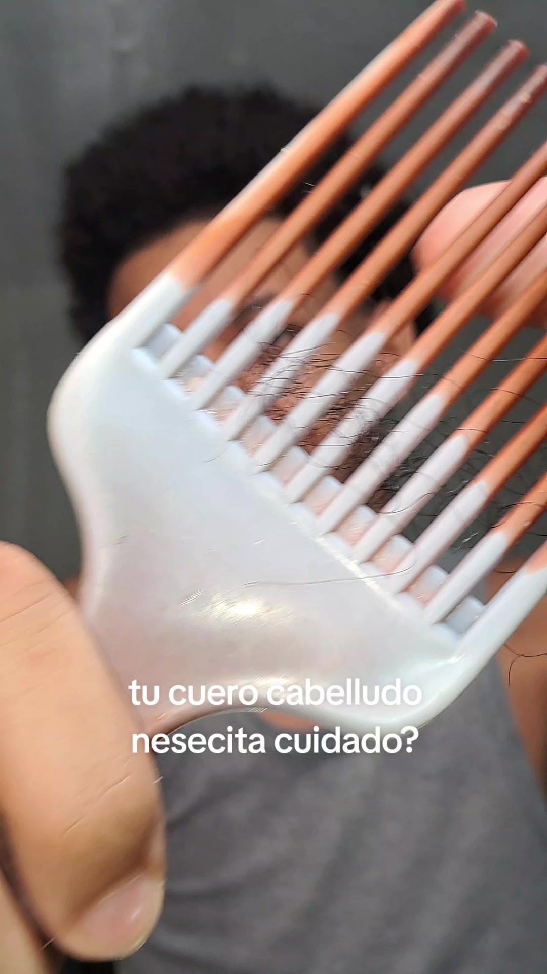 El cabello sano comienza con un cuero cabelludo sano He estado usando el spray potenciador de raíz de romero AROMATIC...