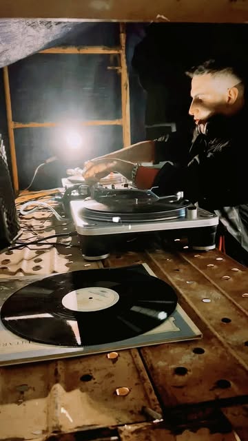 Some acid on the decks ... Happy like a kid thankyou again @irial_sound._