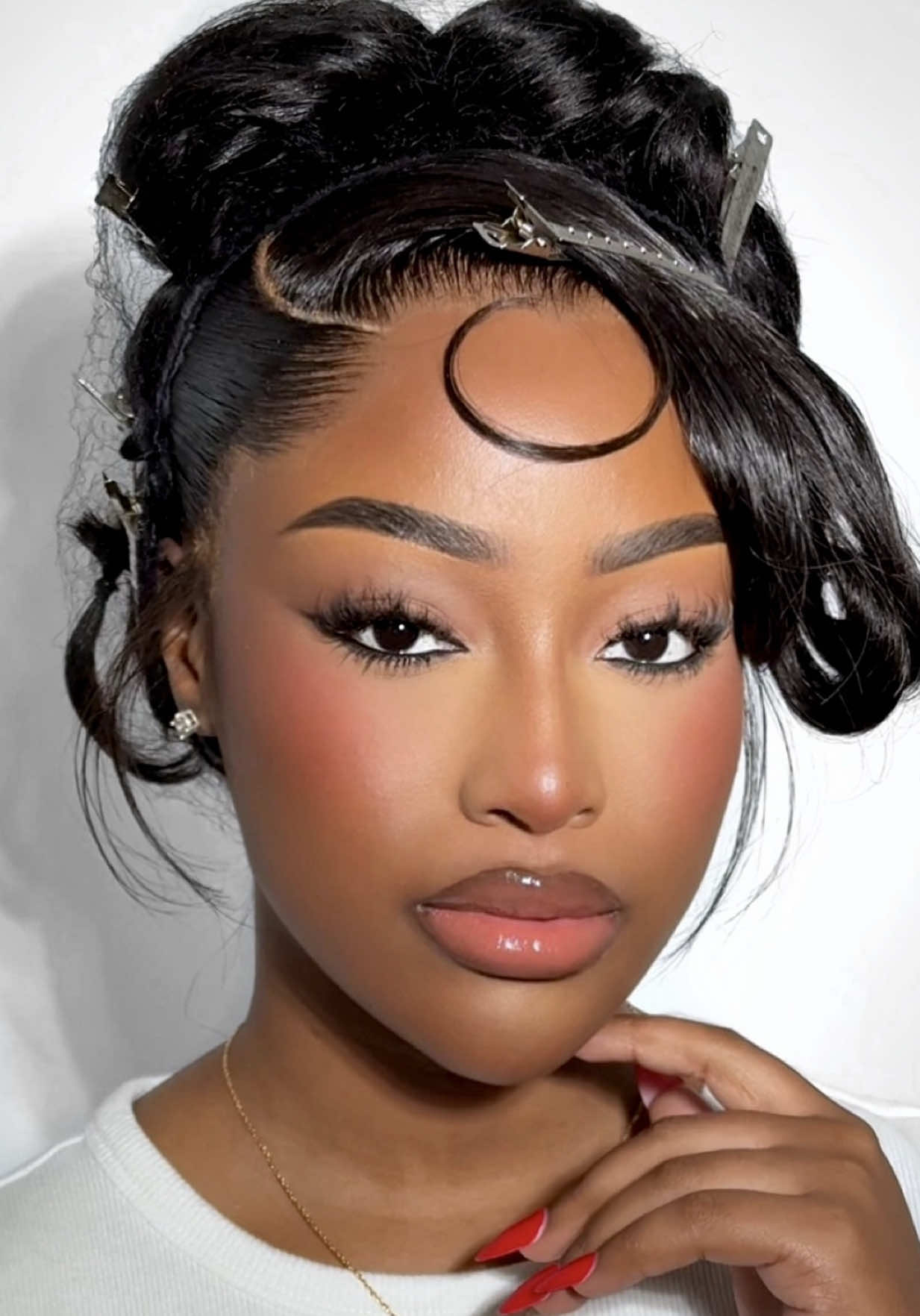 Light soft glam with smoked out eye liner 🤍💨 #ADOREABEAUTY Makeup Artist: Angel Dover @adorea.beauty Muse: @nellyy_...