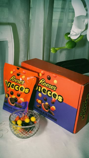 This new chocolate is super delicious, I love how crunchy and how soft it is inside, the rich flavor of peanut butter...