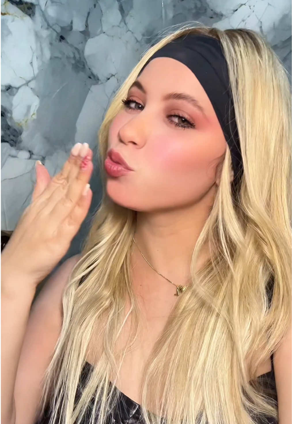 De mi rutina de skincare a este lookazo en segundos ✨ ¡Estoy obsesionada con el resultado! 😍 Esta increíble peluca e...