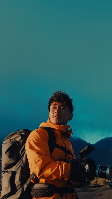 Had the privilege of taking the @sakk.global Sakk V2 to Iceland, and honestly, it’s become my go-to travel filmmaking...