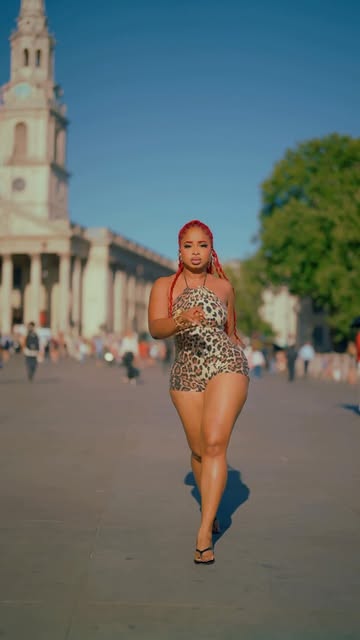 I was Dillydallying in them uk streets sha🤭 • 🎶: @tiwasavage Energy 🎥: @dopeviewsonly 💇🏽‍♀️: @ibeelux_ Jewelry:...