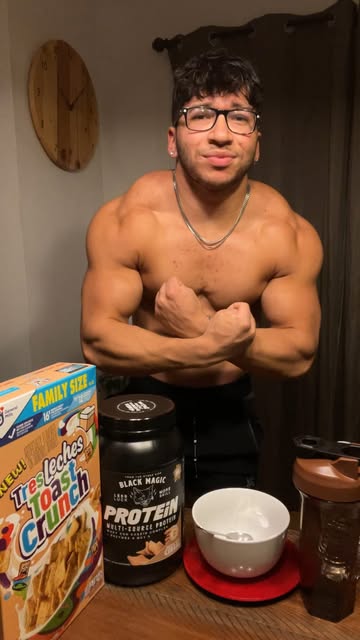Easiest way to get some quick carbs and protein in before the gym 💪🏽 @blackmagic.supply Code: LUIS for 20% off the...