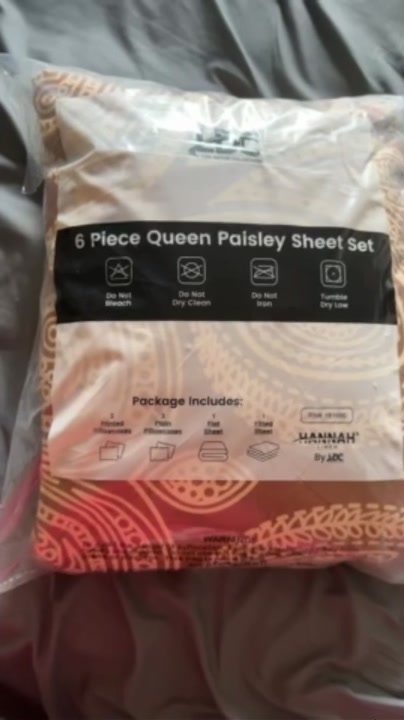 ✨ Refresh and relax in your bedroom with this beautiful Queen Paisley Sheet Set! Featuring a rich brown and cream pai...