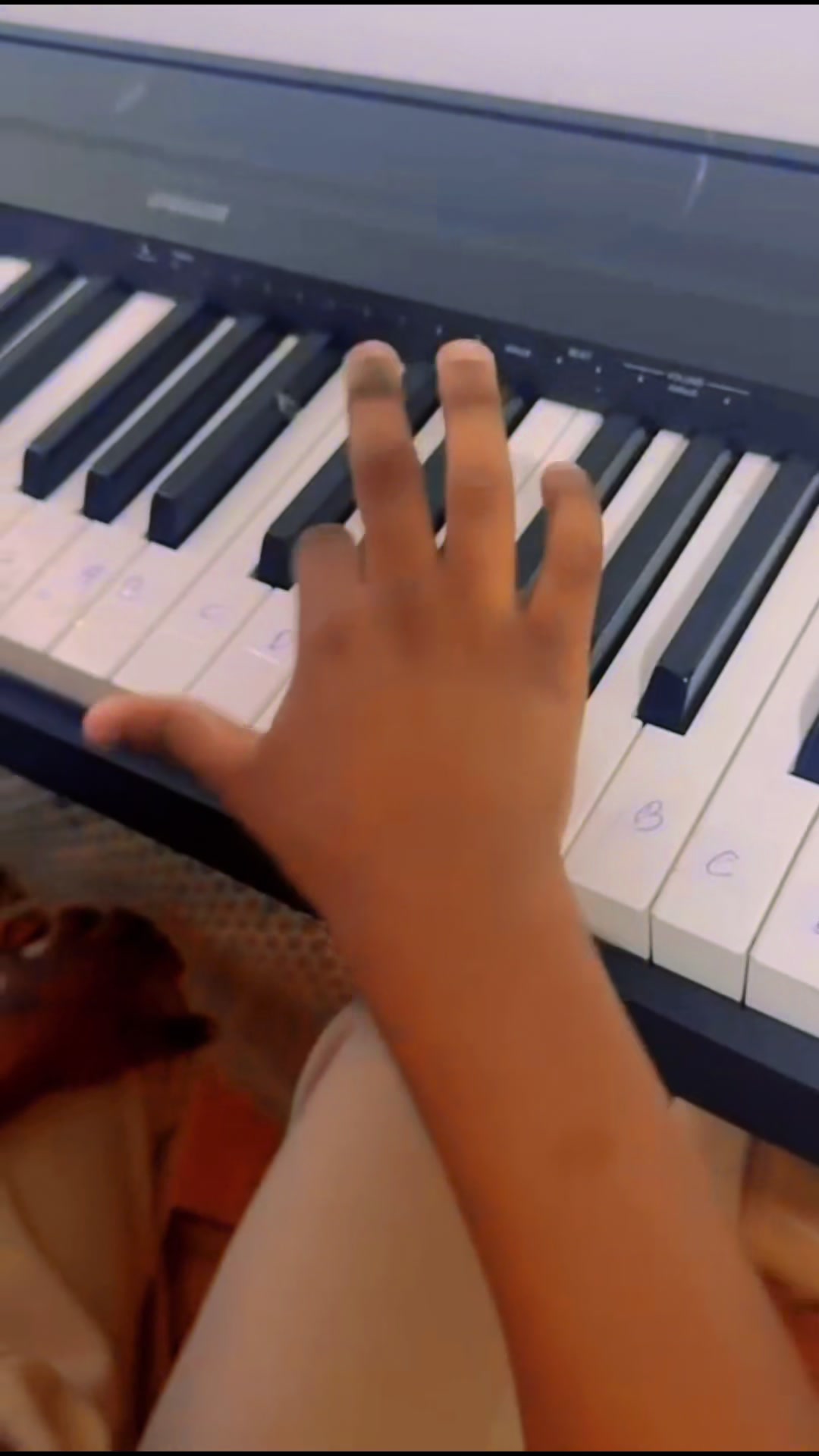 ¡Escalando niveles! El niño de la güira ahora le está metiendo manos al piano. Dale tiempo que solo es el comienzo. M...