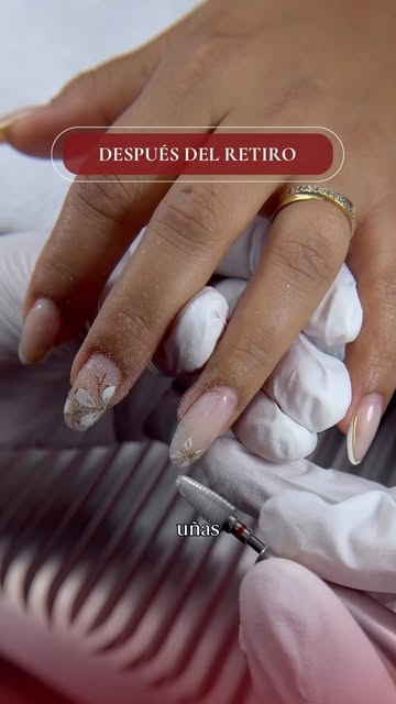 Un retiro correcto también protege tu uña natural. 🤍 No se trata solamente de que luzca bonita, sino de conservarla...